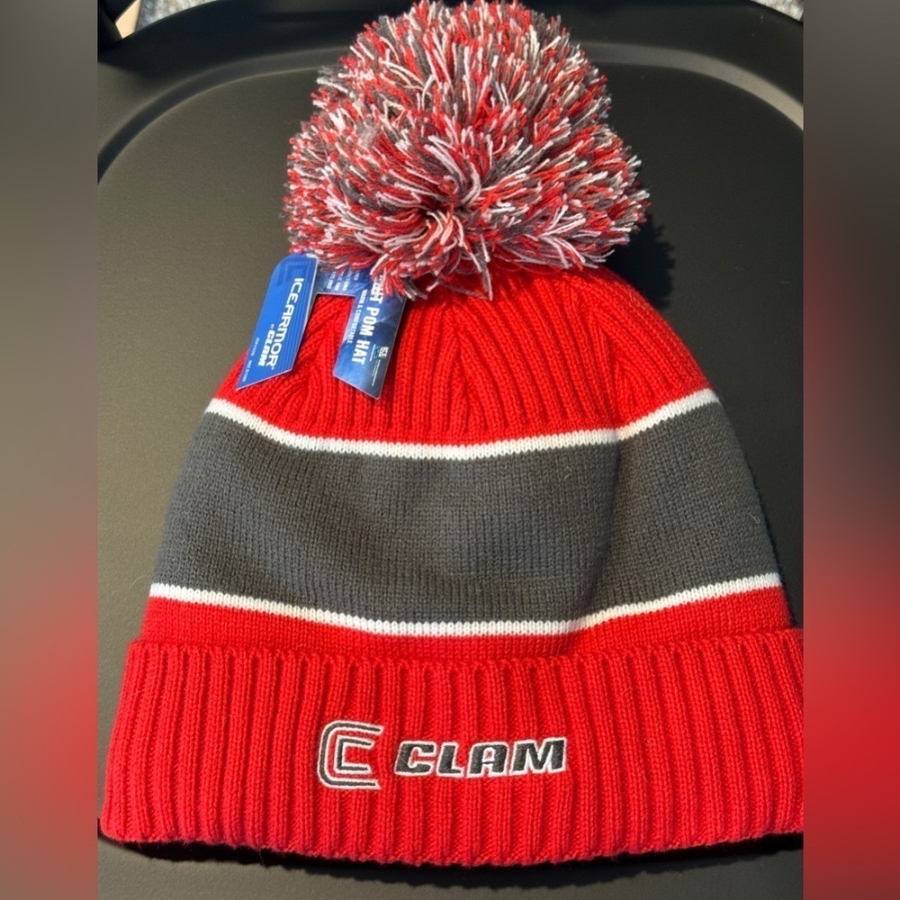 Clam IceArmor pom hat, unisex NWT